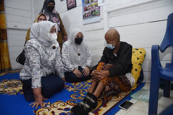  Kunjungi Penderita Kanker di Medan Helvetia, Nawal Lubis Berharap Anita Lawolo Tetap Semangat